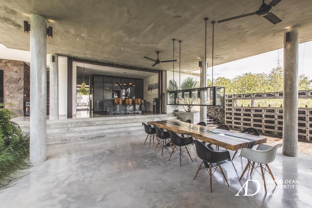 FREEHOLD | AMAZING DESIGNER VILLA WITH SPECTACULAR VIEWS