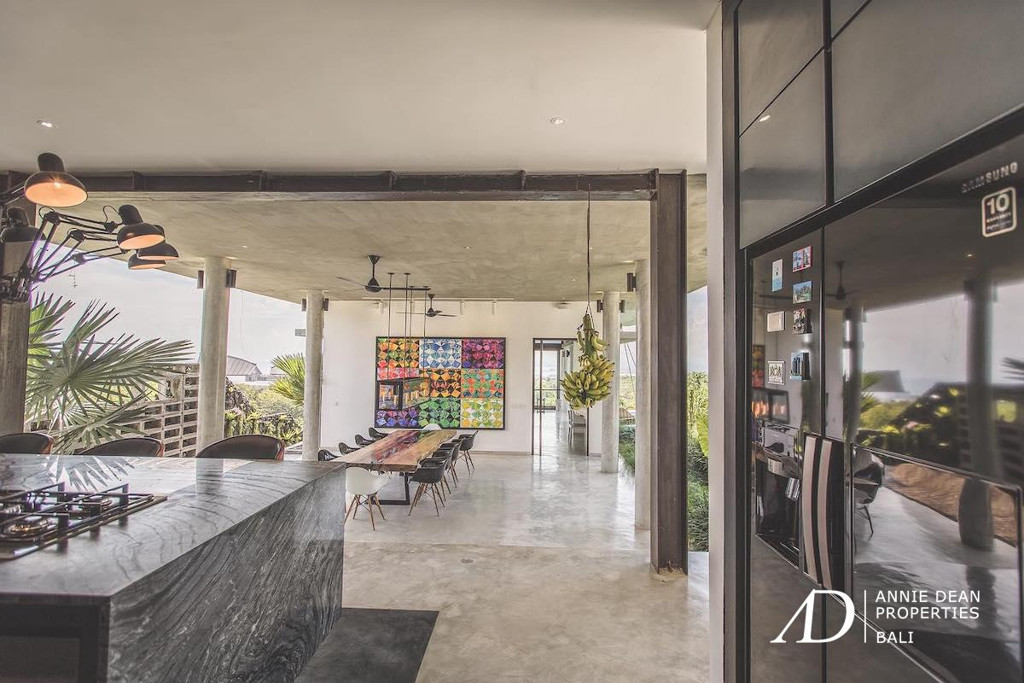 FREEHOLD | AMAZING DESIGNER VILLA WITH SPECTACULAR VIEWS