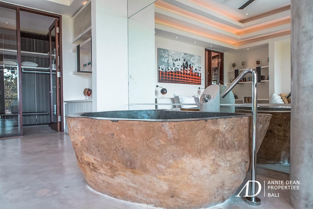 FREEHOLD | AMAZING DESIGNER VILLA WITH SPECTACULAR VIEWS