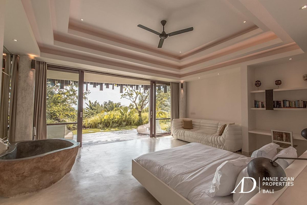 FREEHOLD | AMAZING DESIGNER VILLA WITH SPECTACULAR VIEWS