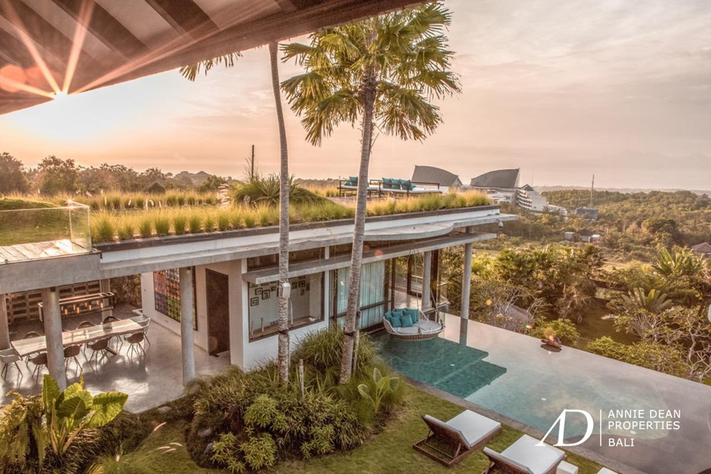 FREEHOLD | AMAZING DESIGNER VILLA WITH SPECTACULAR VIEWS