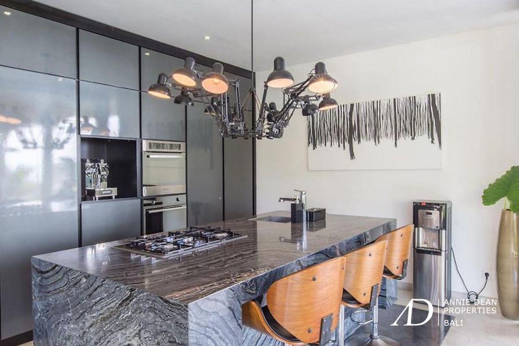 FREEHOLD | AMAZING DESIGNER VILLA WITH SPECTACULAR VIEWS