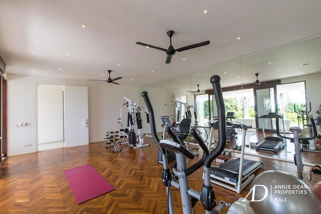 FREEHOLD | AMAZING DESIGNER VILLA WITH SPECTACULAR VIEWS