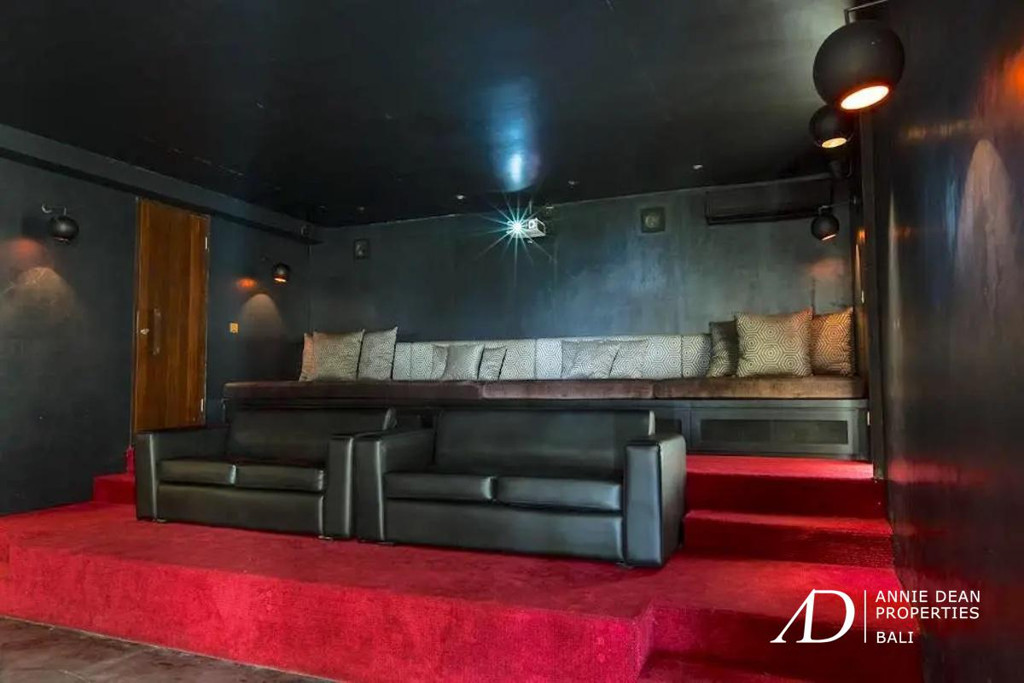 FREEHOLD | AMAZING DESIGNER VILLA WITH SPECTACULAR VIEWS