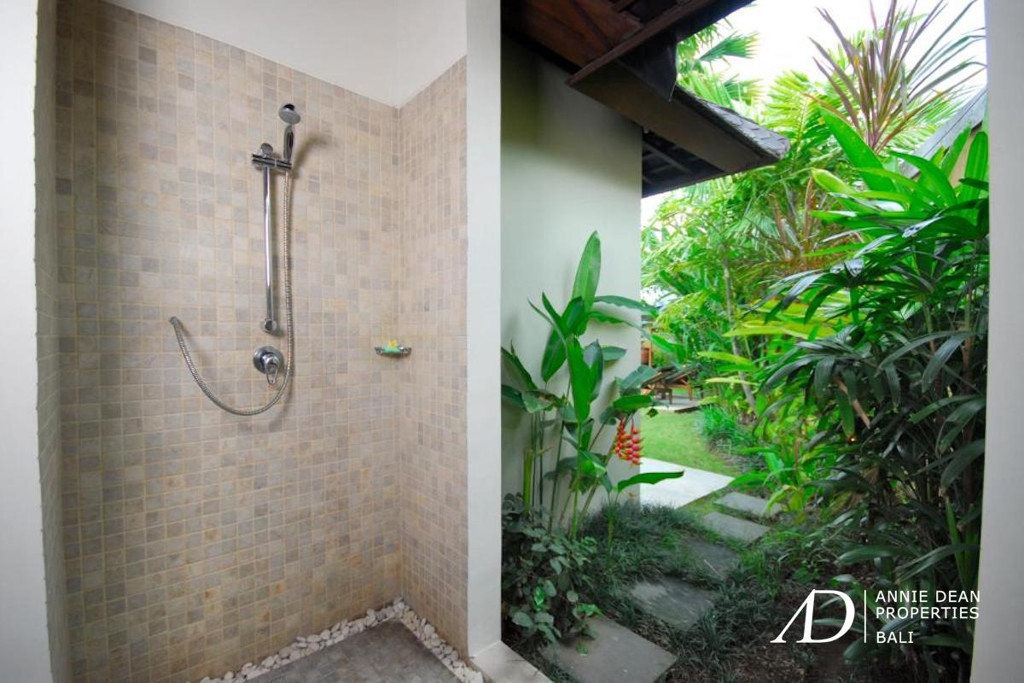 LEASEHOLD COMPLEX 16 BEDROOM VILLAS PLUS 19 SUITE APARTMENTS 