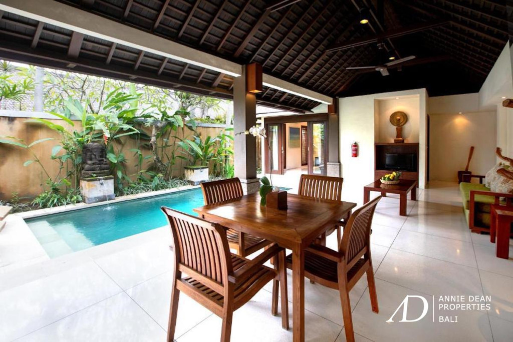 LEASEHOLD COMPLEX 16 BEDROOM VILLAS PLUS 19 SUITE APARTMENTS 