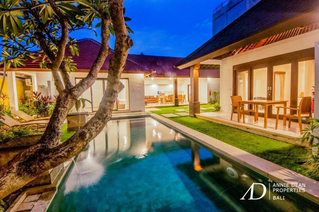 LEASEHOLD COMPLEX 16 BEDROOM VILLAS PLUS 19 SUITE APARTMENTS 