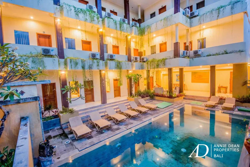 LEASEHOLD COMPLEX 16 BEDROOM VILLAS PLUS 19 SUITE APARTMENTS 