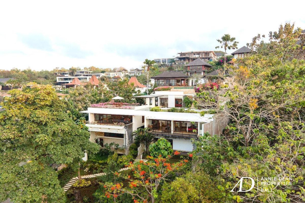 FREEHOLD HILL-SIDE LUXURY FREEHOLD VILLA OFFER STUNNING OCEAN VIEWS 