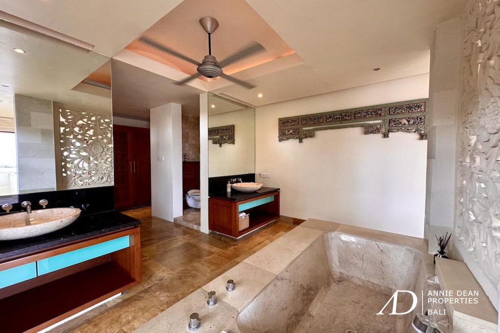 FREEHOLD HILL-SIDE LUXURY FREEHOLD VILLA OFFER STUNNING OCEAN VIEWS 