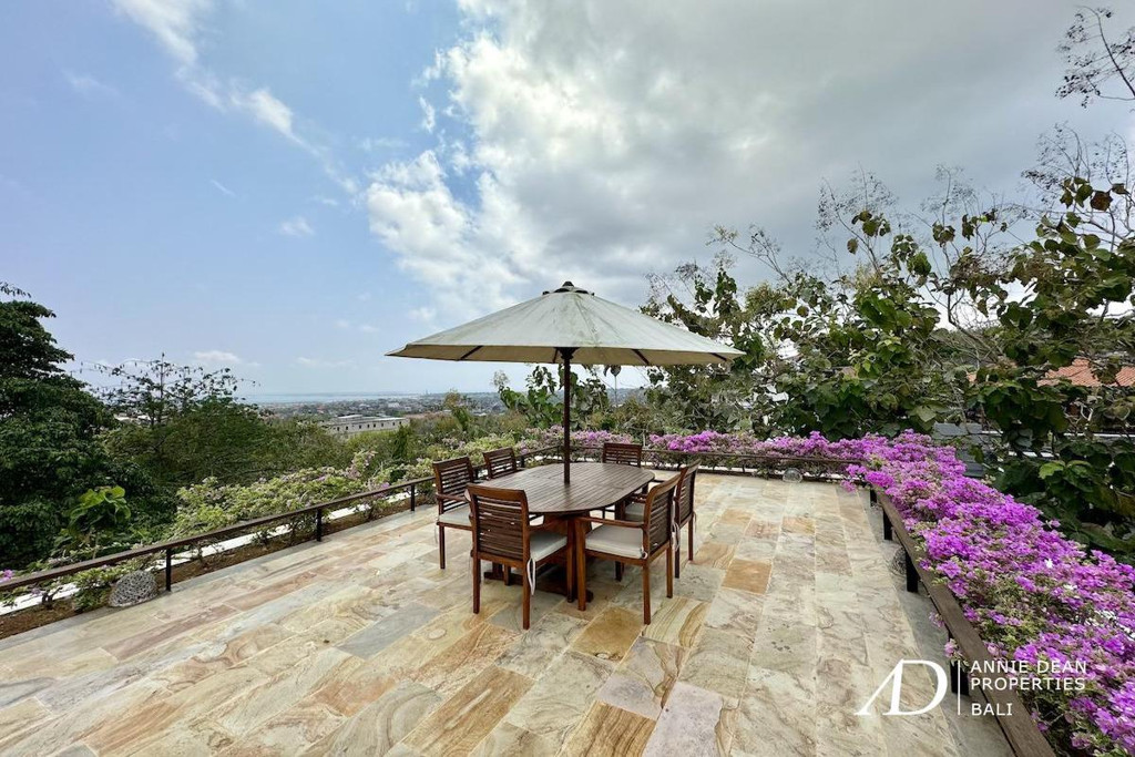 FREEHOLD HILL-SIDE LUXURY FREEHOLD VILLA OFFER STUNNING OCEAN VIEWS 