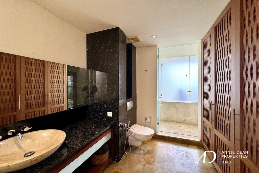 FREEHOLD HILL-SIDE LUXURY FREEHOLD VILLA OFFER STUNNING OCEAN VIEWS 