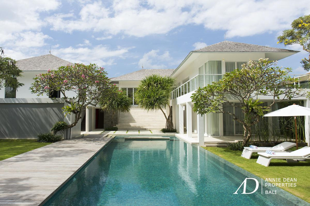 FREEHOLD LUXURY STUNNING VILLA 100 METERS FROM THE BEACH