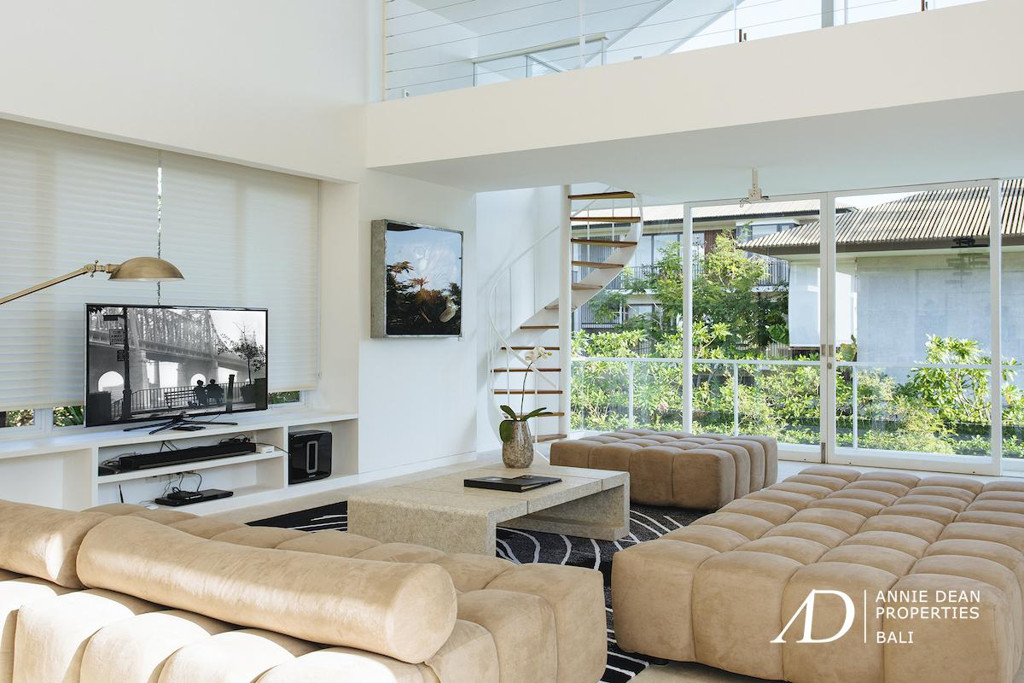 FREEHOLD LUXURY STUNNING VILLA 100 METERS FROM THE BEACH