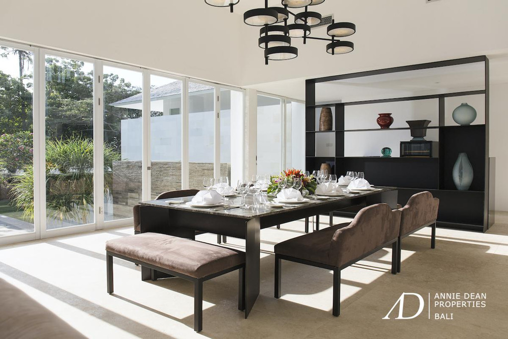 FREEHOLD LUXURY STUNNING VILLA 100 METERS FROM THE BEACH