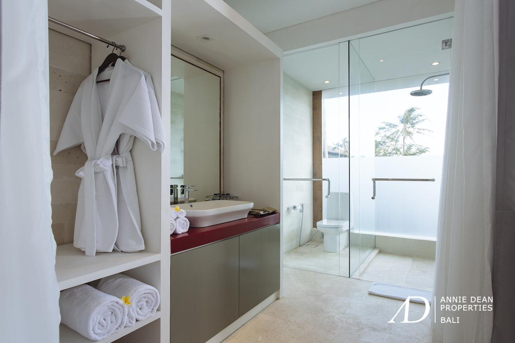  FREEHOLD TWO-IN-ONE VILLA | 100M TO THE BEACH | CANGGU