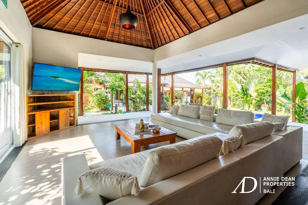 LEASEHOLD | TROPICAL MODERN BALINESE DESIGN VILLA IN KEROBOKAN