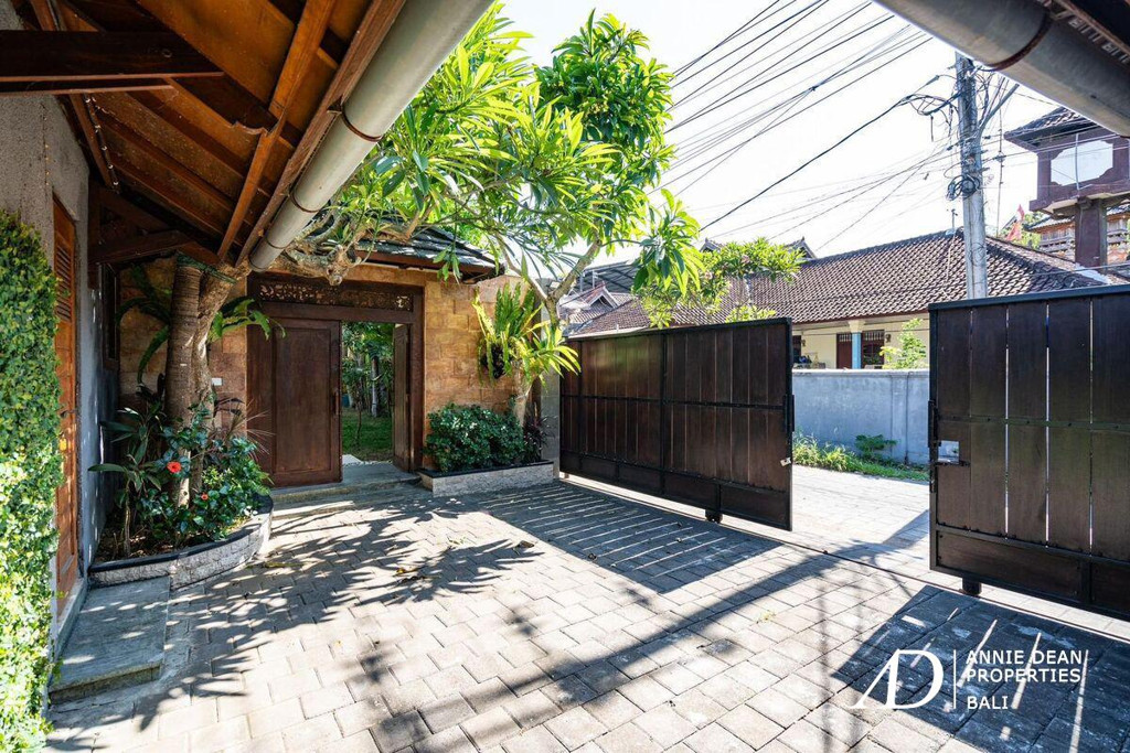 LEASEHOLD | TROPICAL MODERN BALINESE DESIGN VILLA IN KEROBOKAN