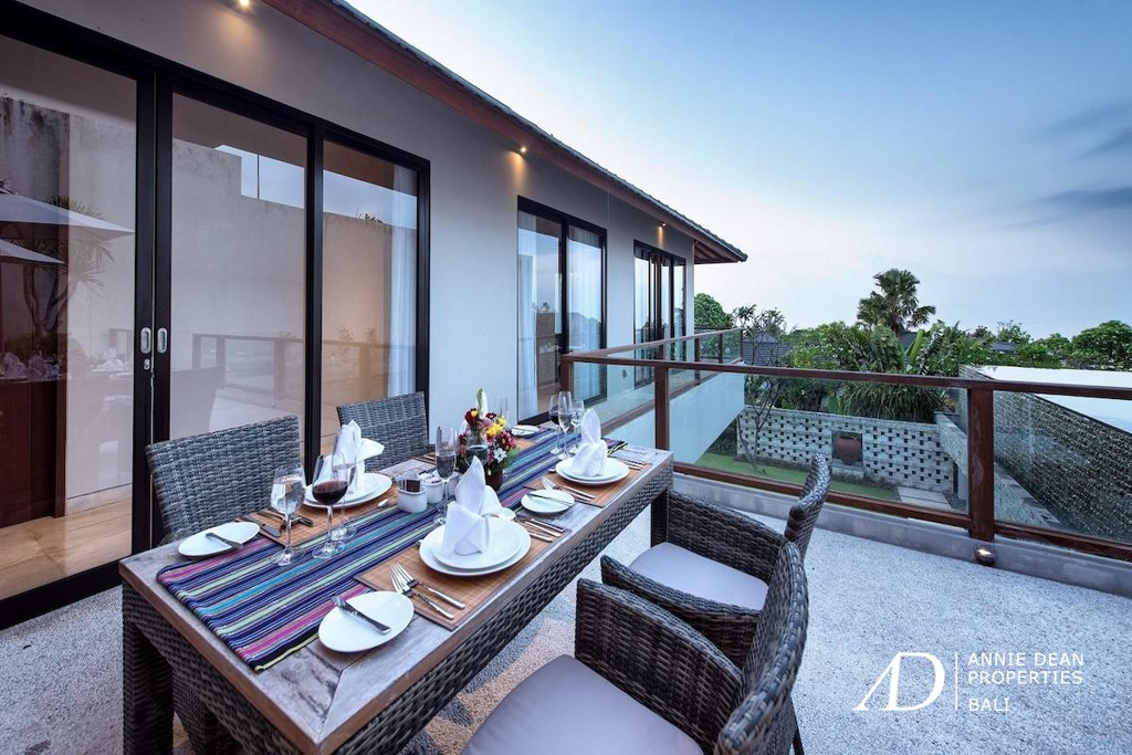 FREEHOLD | OCEAN VIEW INVESTMENT VILLA SET WITHIN A PRIVATE COMPLEX