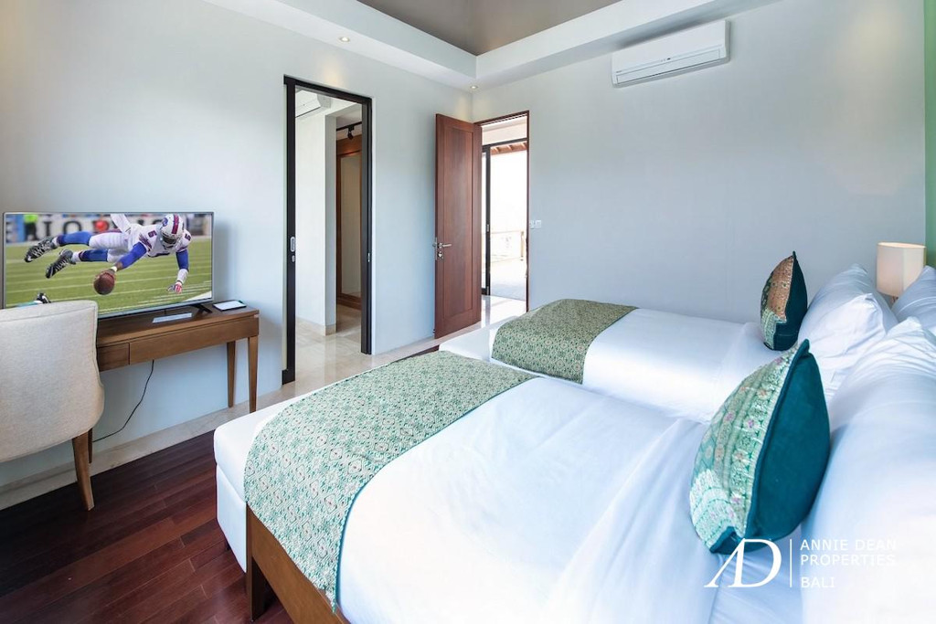 FREEHOLD | OCEAN VIEW INVESTMENT VILLA SET WITHIN A PRIVATE COMPLEX