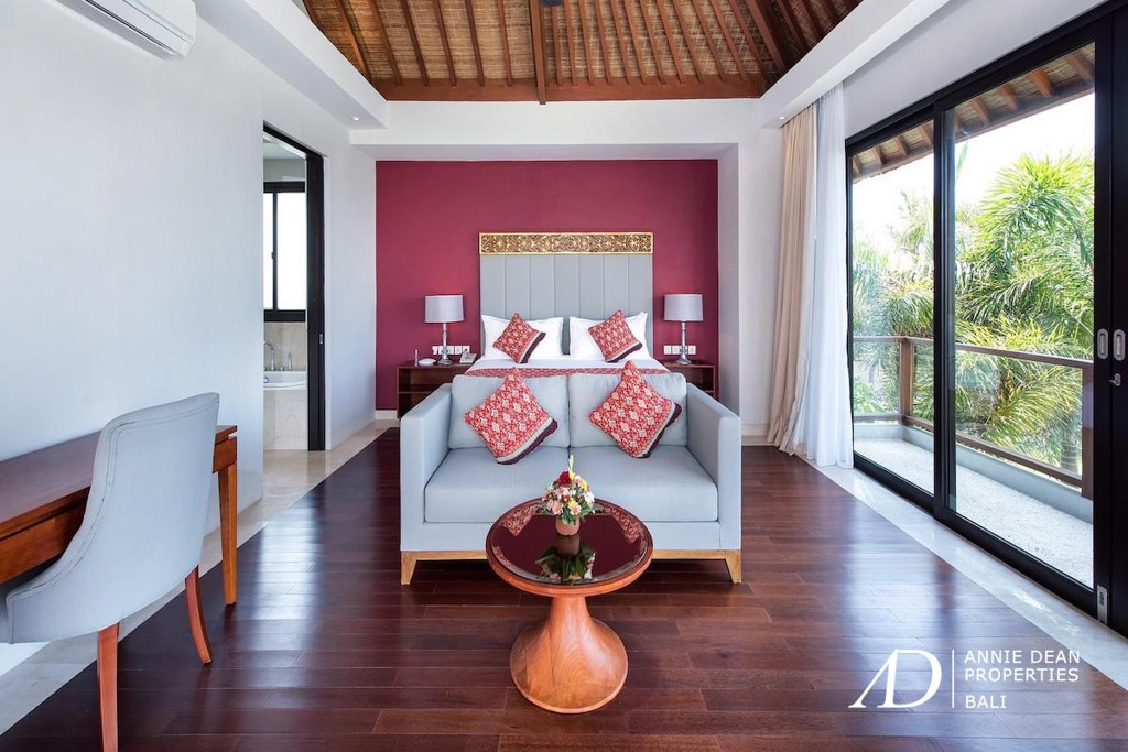 FREEHOLD | OCEAN VIEW INVESTMENT VILLA SET WITHIN A PRIVATE COMPLEX