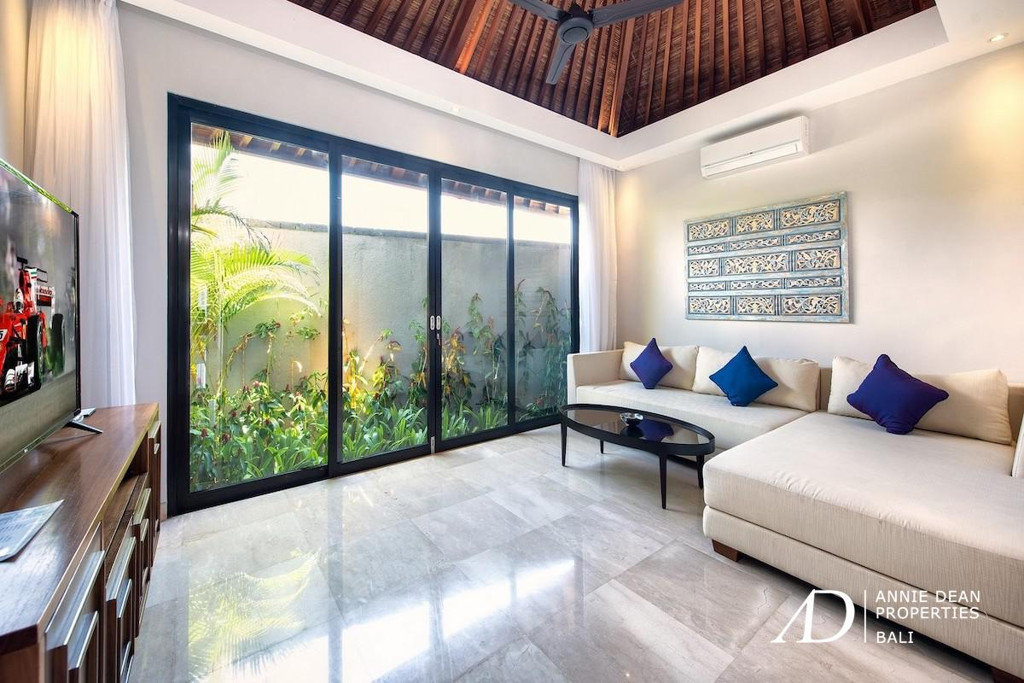 FREEHOLD | OCEAN VIEW INVESTMENT VILLA SET WITHIN A PRIVATE COMPLEX