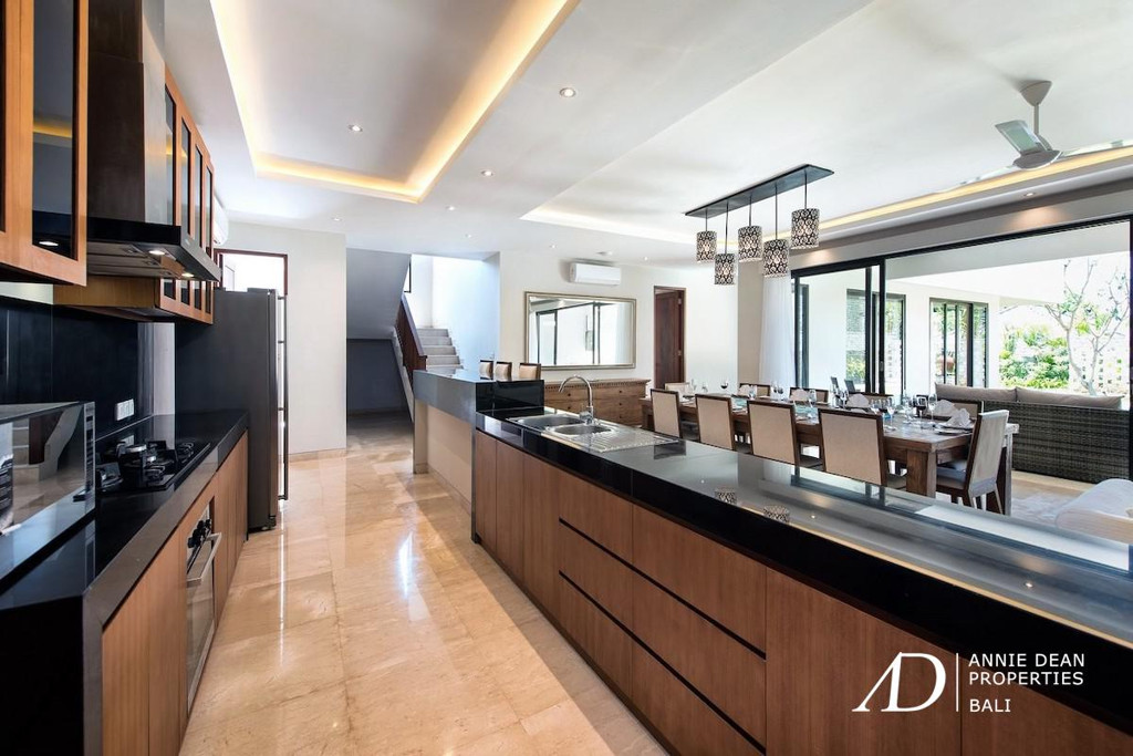 FREEHOLD | OCEAN VIEW INVESTMENT VILLA SET WITHIN A PRIVATE COMPLEX