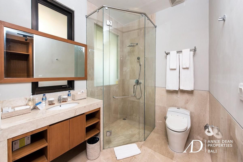 FREEHOLD | OCEAN VIEW INVESTMENT VILLA SET WITHIN A PRIVATE COMPLEX