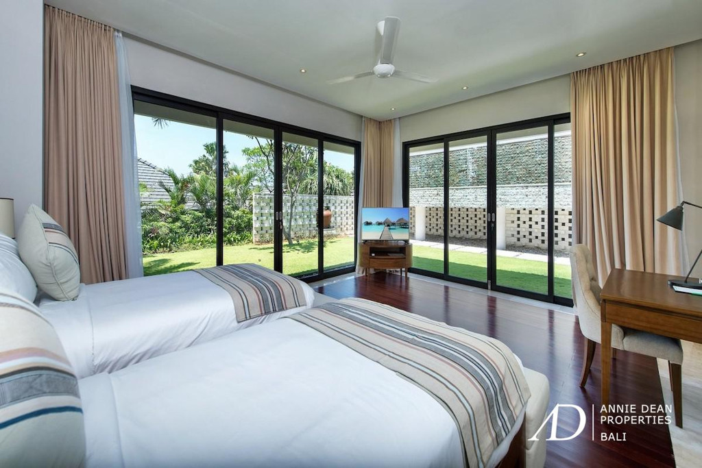 FREEHOLD | OCEAN VIEW INVESTMENT VILLA SET WITHIN A PRIVATE COMPLEX