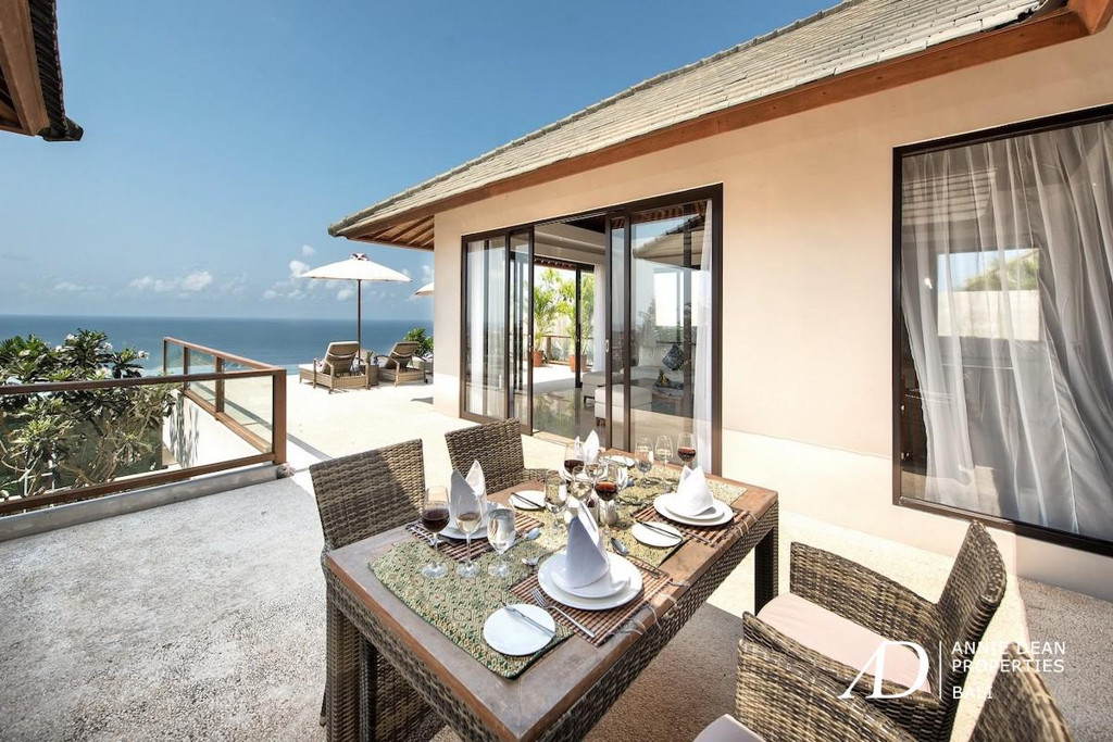 FREEHOLD CONTEMPORARY OCEANVIEW VILLA WITH INFINITY POOL IN SOUTH BALI