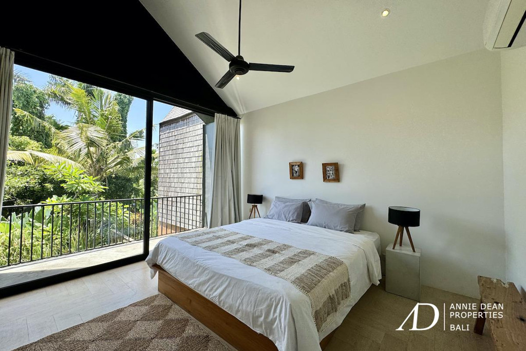 FREEHOLD | WALK-TO-BEACH VILLA WITHIN A PRIVATE COMPLEX IN PRIME BERAWA