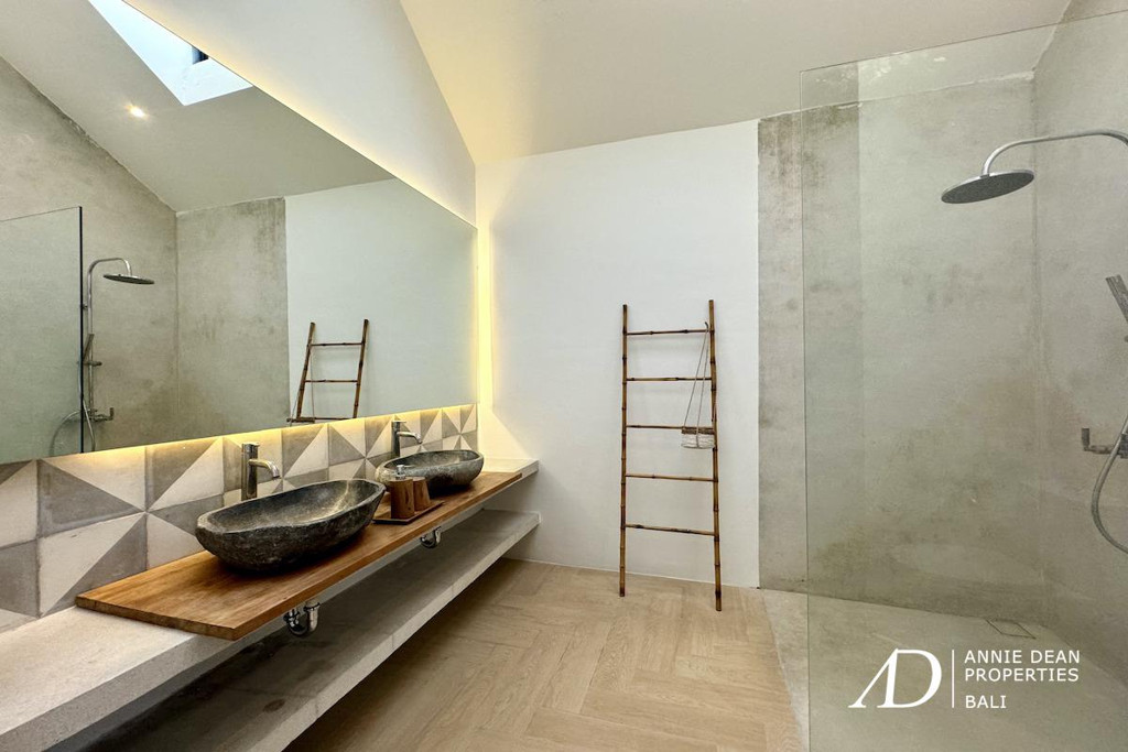 FREEHOLD | WALK-TO-BEACH VILLA WITHIN A PRIVATE COMPLEX IN PRIME BERAWA