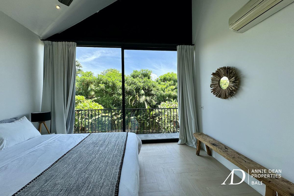 FREEHOLD | WALK-TO-BEACH VILLA WITHIN A PRIVATE COMPLEX IN PRIME BERAWA