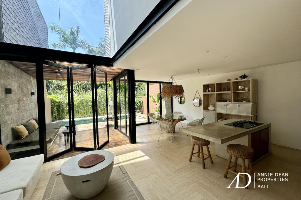 FREEHOLD | WALK-TO-BEACH VILLA WITHIN A PRIVATE COMPLEX IN PRIME BERAWA