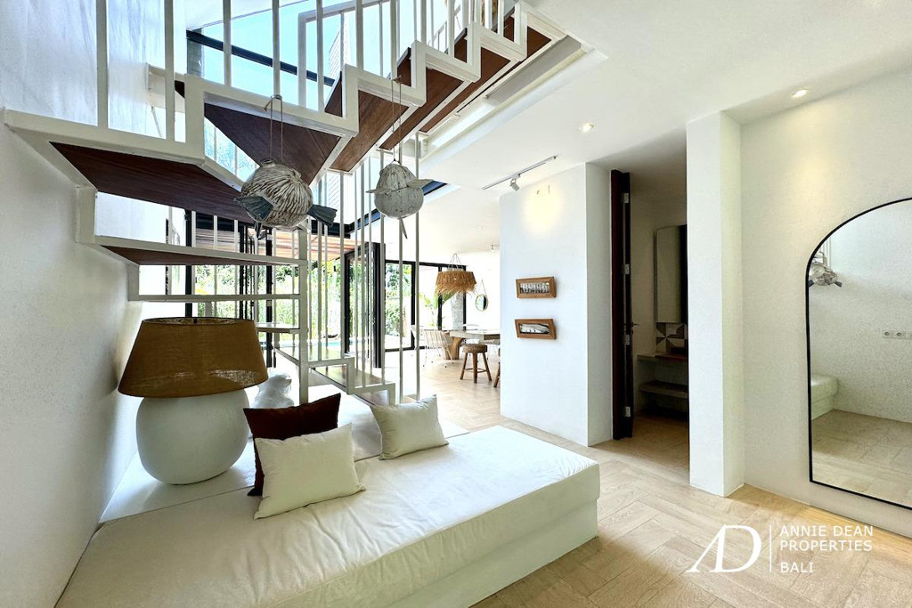 FREEHOLD | WALK-TO-BEACH VILLA WITHIN A PRIVATE COMPLEX IN PRIME BERAWA