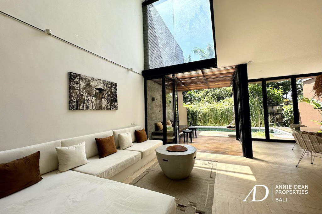 FREEHOLD | WALK-TO-BEACH VILLA WITHIN A PRIVATE COMPLEX IN PRIME BERAWA