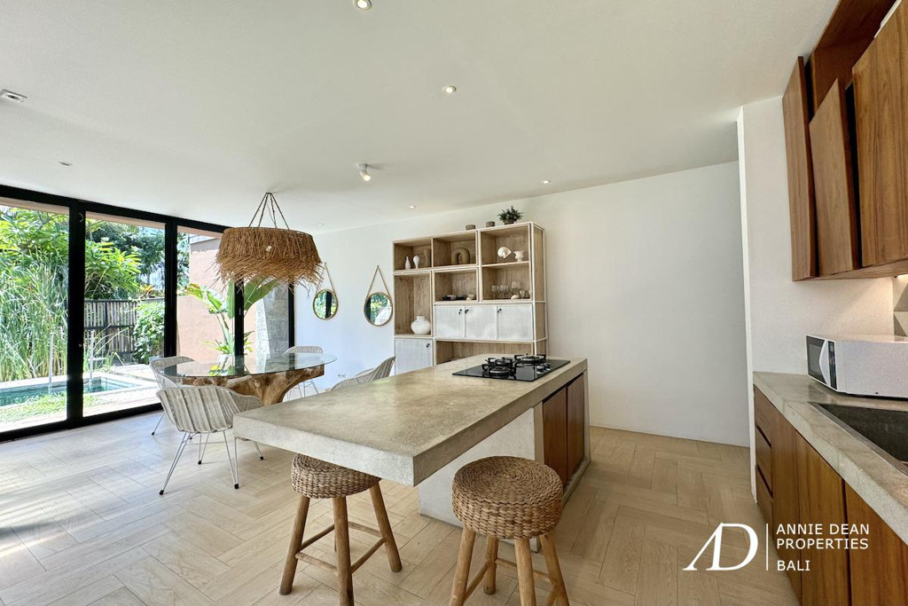 FREEHOLD | WALK-TO-BEACH VILLA WITHIN A PRIVATE COMPLEX IN PRIME BERAWA