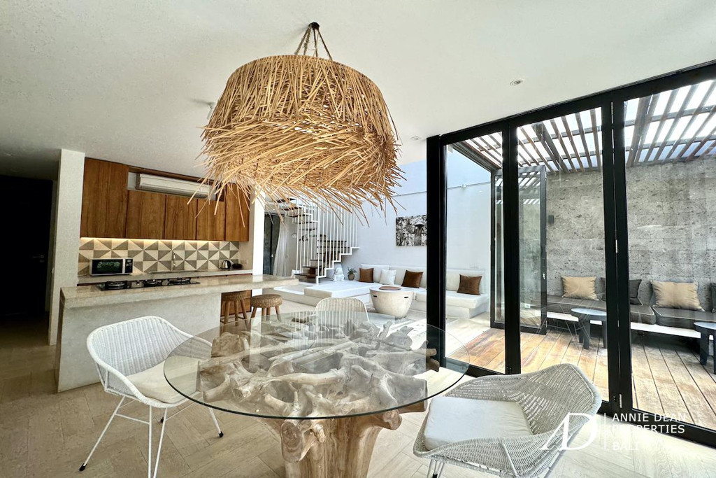 FREEHOLD | WALK-TO-BEACH VILLA WITHIN A PRIVATE COMPLEX IN PRIME BERAWA