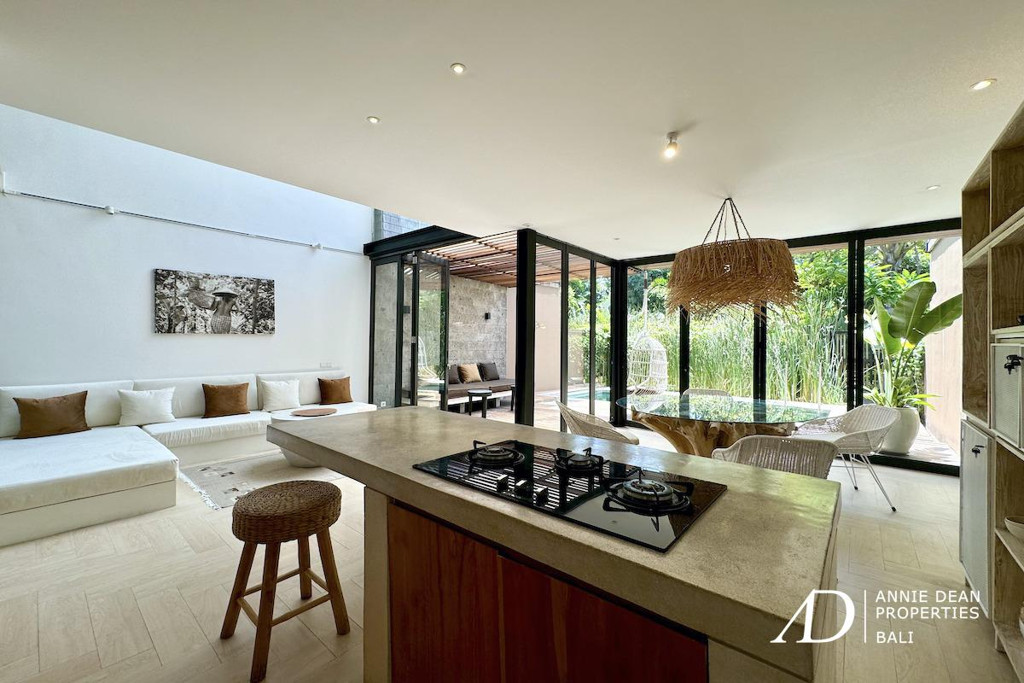 FREEHOLD | WALK-TO-BEACH VILLA WITHIN A PRIVATE COMPLEX IN PRIME BERAWA