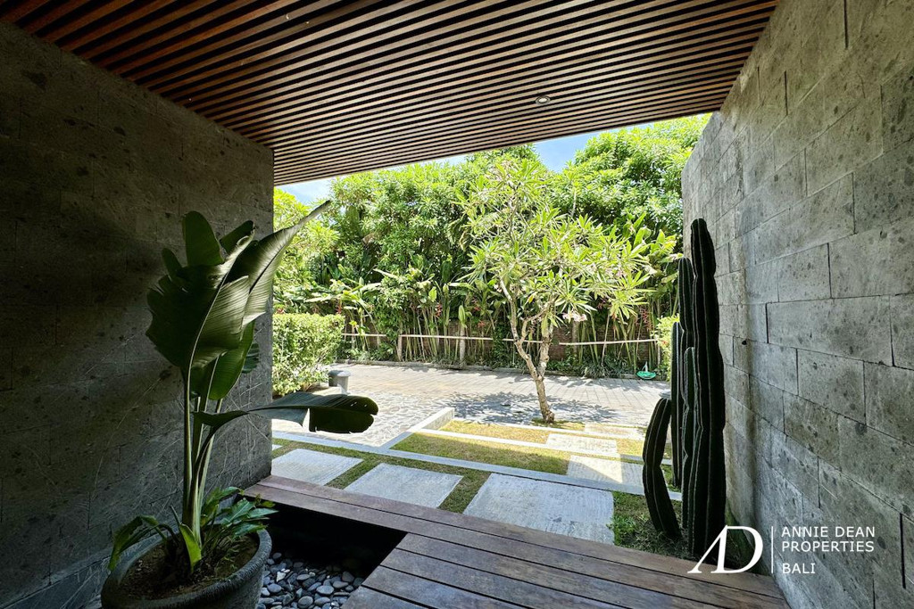 FREEHOLD | WALK-TO-BEACH VILLA WITHIN A PRIVATE COMPLEX IN PRIME BERAWA