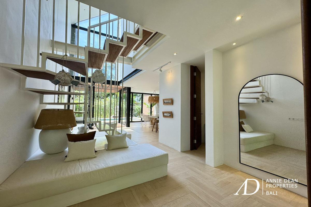 FREEHOLD | WALK-TO-BEACH VILLA WITHIN A PRIVATE COMPLEX IN PRIME BERAWA