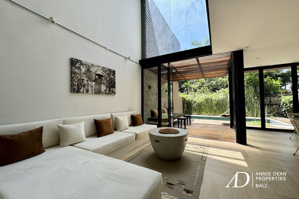 FREEHOLD | WALK-TO-BEACH VILLA WITHIN A PRIVATE COMPLEX IN PRIME BERAWA