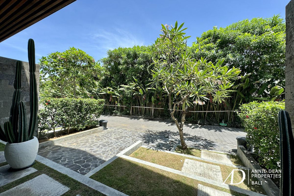 FREEHOLD | WALK-TO-BEACH VILLA WITHIN A PRIVATE COMPLEX IN PRIME BERAWA