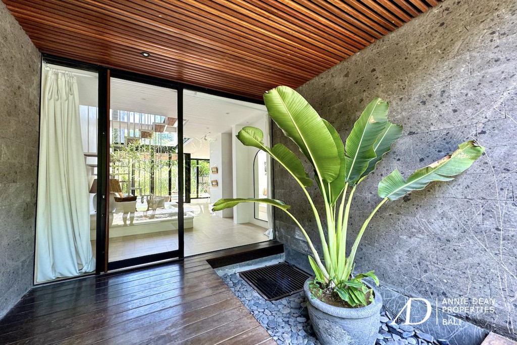 FREEHOLD | WALK-TO-BEACH VILLA WITHIN A PRIVATE COMPLEX IN PRIME BERAWA