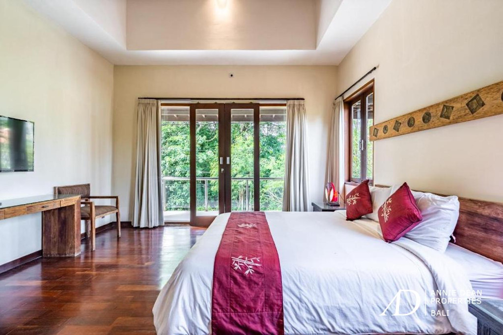 FREEHOLD | TROPICAL 4-BEDROOM VILLA ON THE BEACHSIDE OF SANUR