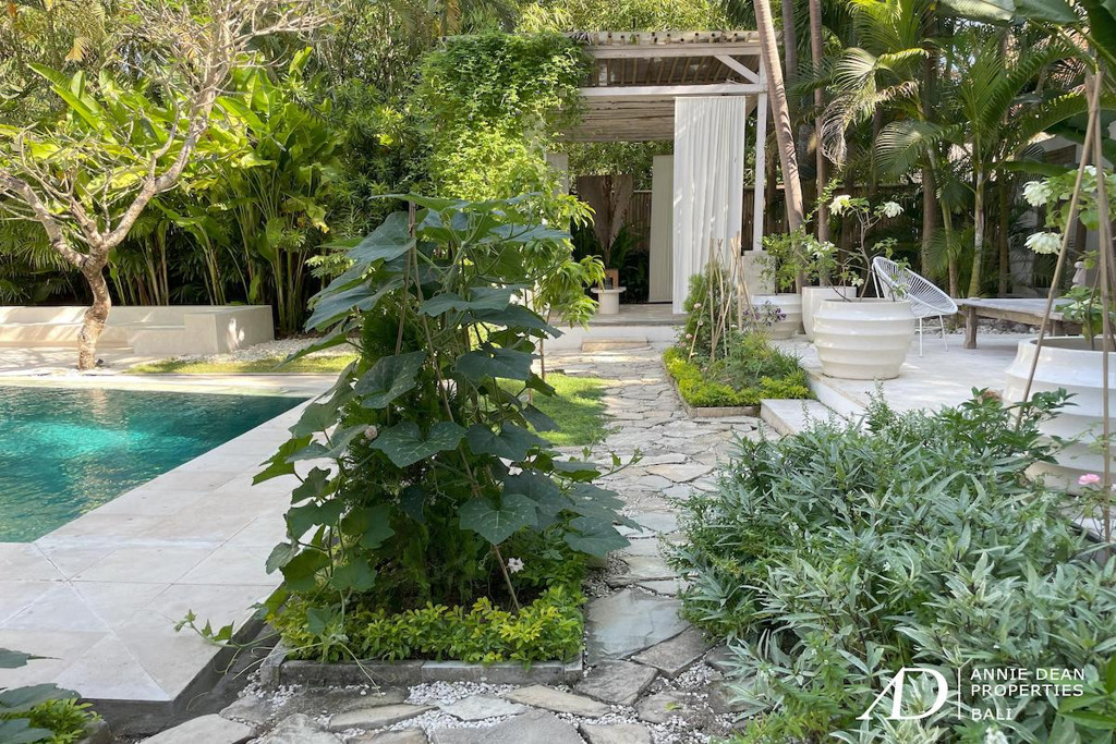 FREEHOLD COMPLEX OF 3 VILLAS IN KEROBOKAN - NEAR CANGGU