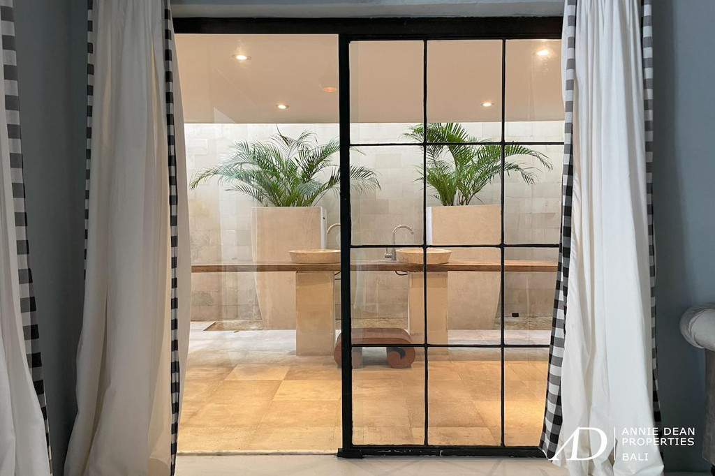 FREEHOLD COMPLEX OF 3 VILLAS IN KEROBOKAN - NEAR CANGGU