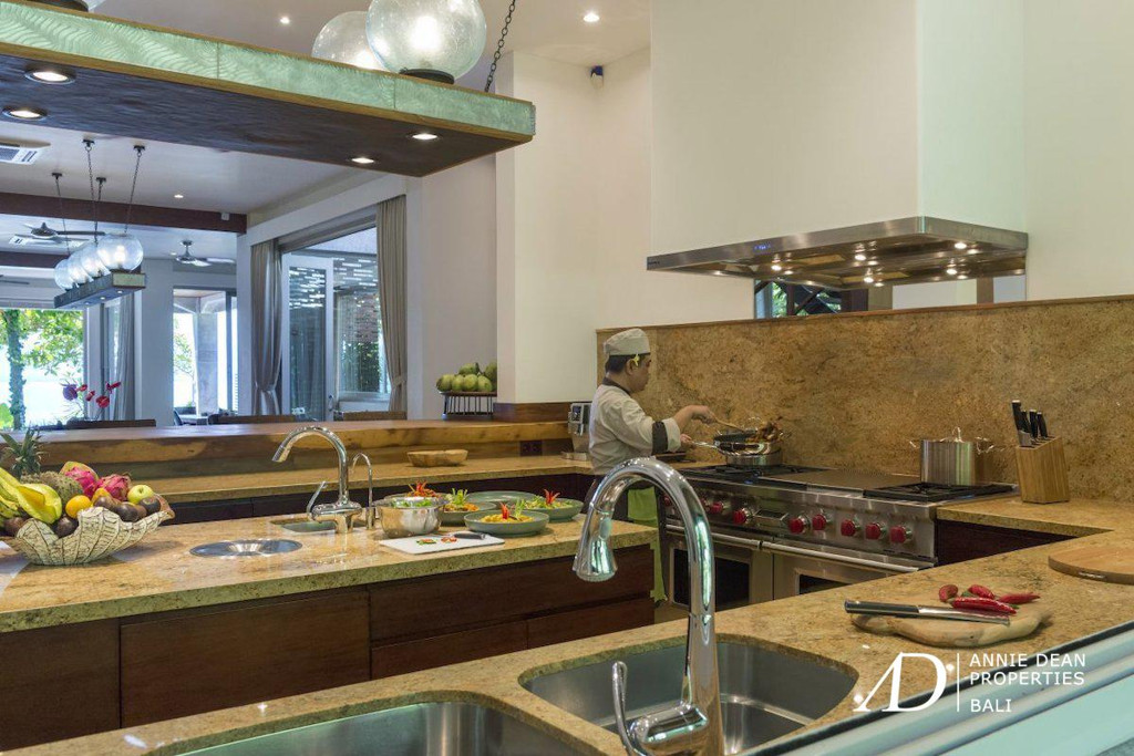 FREEHOLD | CLIFF FRONT 7-BEDROOM VILLA | PADANG PADANG