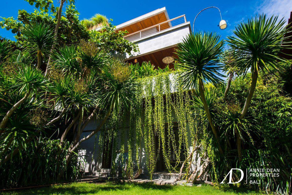 FREEHOLD | CLIFF FRONT 7-BEDROOM VILLA | PADANG PADANG