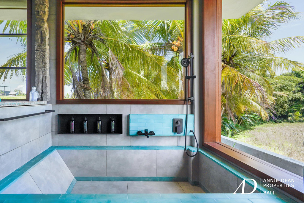 LEASEHOLD | LUXURY 5-BEDROOM VILLA WITH STUNNING RICE FIELD VIEWS IN TANAH LOT